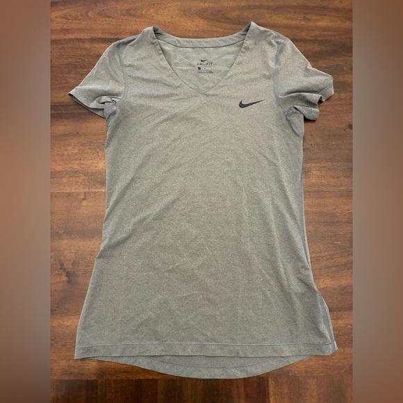 Nike Top Women’s Medium Short Sleeve Shirt Gray Dri-Fit Workout Athletic - Picture 1 of 3